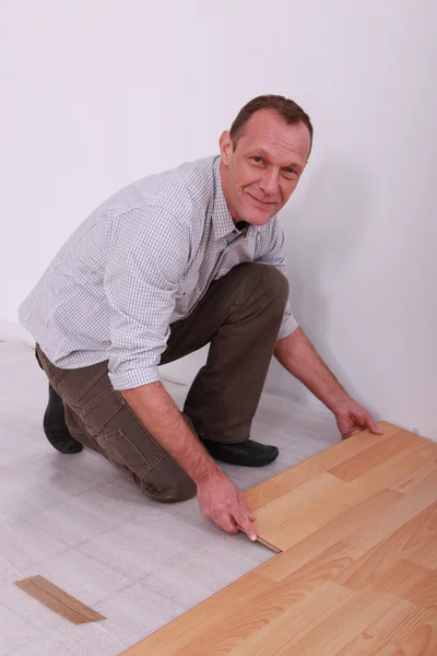 寄木細工の床を敷設男の肖像 — ストック写真