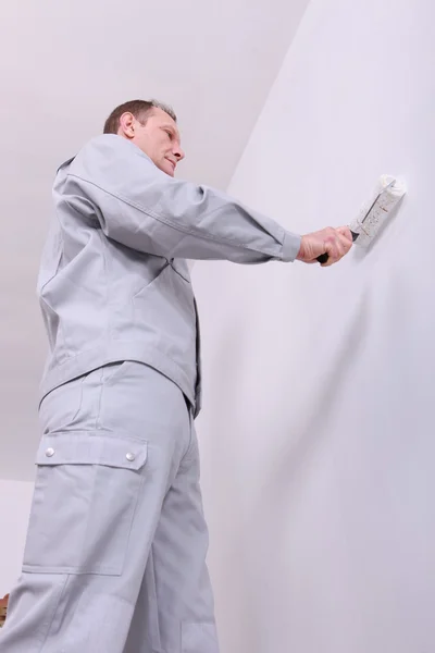 Man een interieur wand wit schilderij — Stockfoto