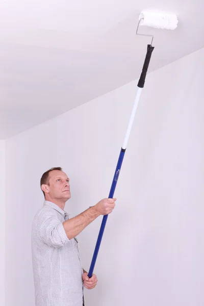 Maler renoviert Zimmer — Stockfoto