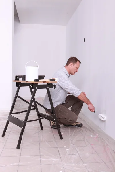 Homem pintando uma parede — Fotografia de Stock