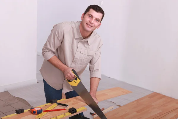 Hombre encajando un piso de madera —  Fotos de Stock