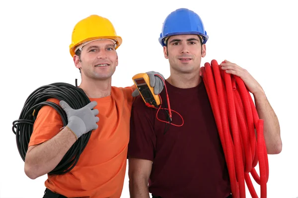 Dva elektrikáři s vybavením — Stock fotografie