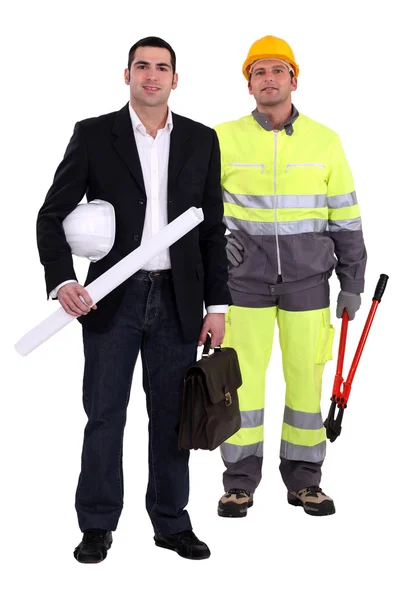 Tradesman e ingegnere in piedi fianco a fianco — Foto Stock