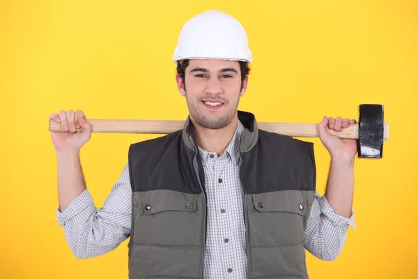 Handwerker mit riesigem Hammer auf den Schultern — Stockfoto