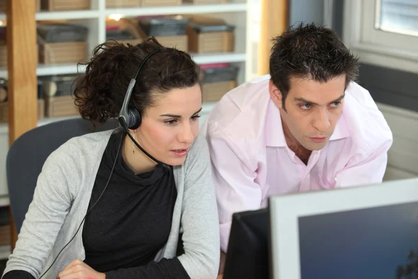 Two office colleagues looking at a screen — Stock Photo, Image
