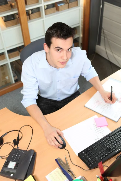 Genç adam bir Ofis Masası çalışma — Stok fotoğraf