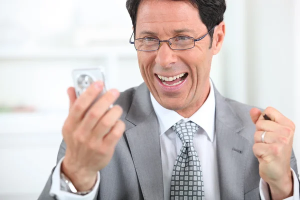 Бізнесмен по телефону сміється — стокове фото