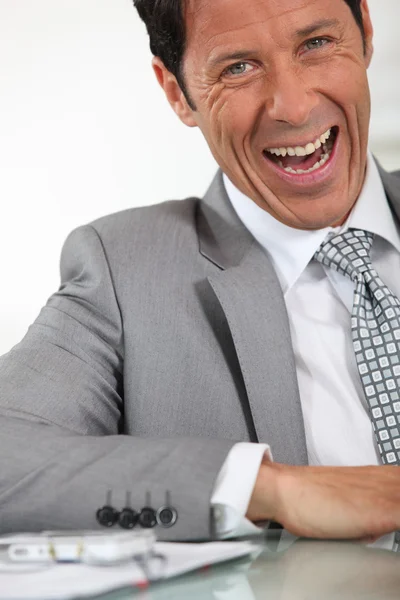 Kierownik biura śmiejąc się — Zdjęcie stockowe
