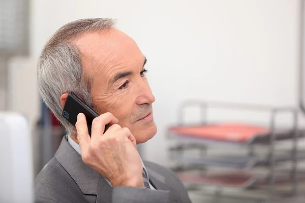 Senior man receiving call — Stock Photo, Image