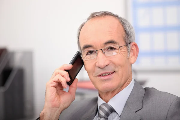 Facet rozmawiający przez telefon. — Zdjęcie stockowe