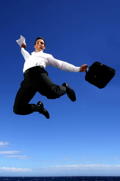 Dolblij zakenman springen in de hemel — Stockfoto