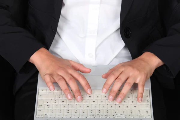 Frau tippt auf Laptop-Tastatur — Stockfoto