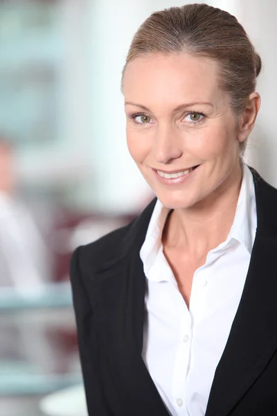Primo piano di una donna d'affari sorridente e di successo — Foto Stock
