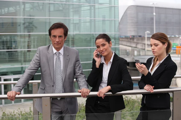 Επιχειρηματίες και τις γυναίκες στο τηλέφωνο εκτός. — Φωτογραφία Αρχείου