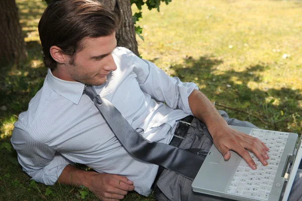 Young executive working in the park — Stock Photo, Image