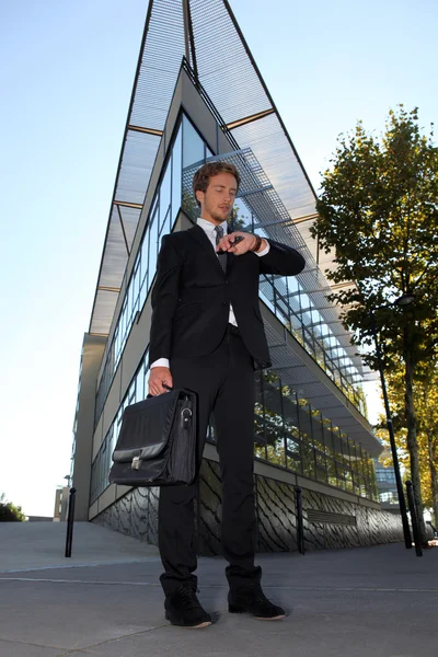 Ung chef väntar utanför en modern byggnad — Stockfoto