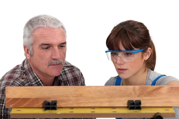 Carpinteiro e aprendiz feminino — Fotografia de Stock