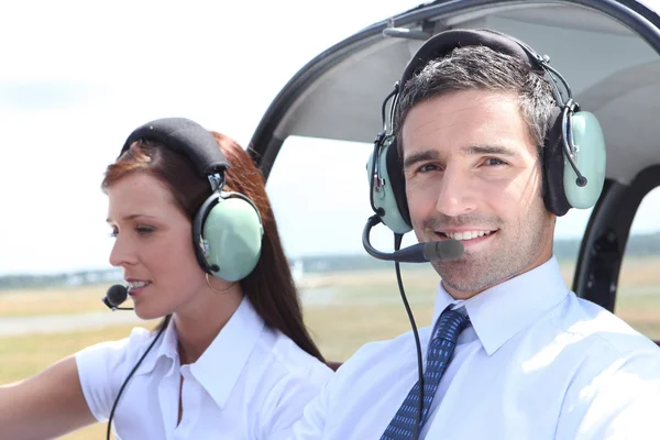 Άνδρας και γυναίκα στο πιλοτήριο ενός αεροσκάφους φως — Φωτογραφία Αρχείου