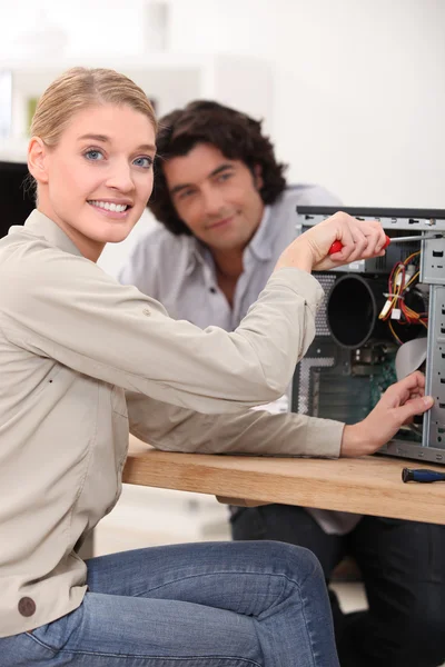 Vrouwelijke technicus die een computer repareert — Stockfoto