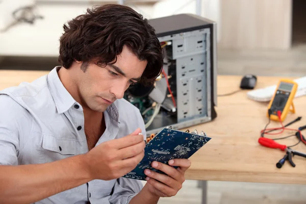 Mann repariert PC — Stockfoto