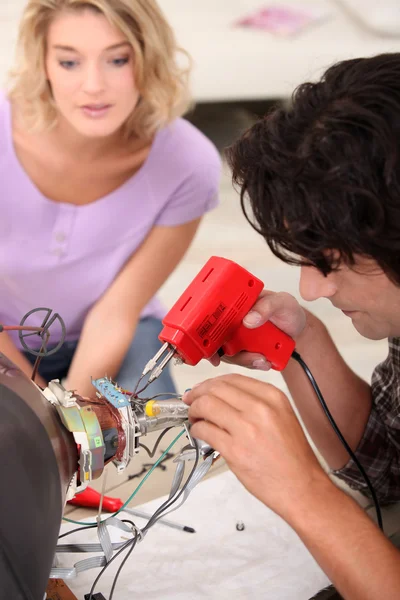Réparateur réparer un téléviseur — Photo