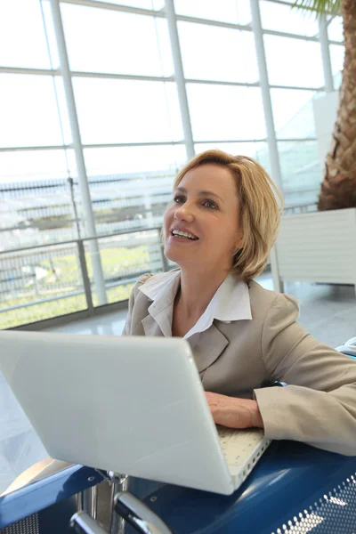 Mujer de negocios en el ordenador portátil — Foto de Stock
