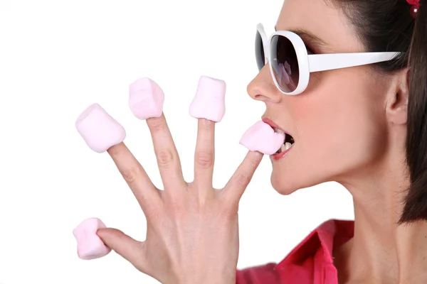 Donna che morde in marshmallow — Foto Stock