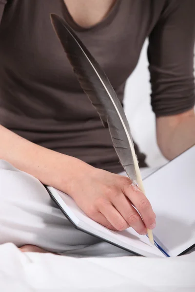 Mujer escribiendo con una pluma —  Fotos de Stock