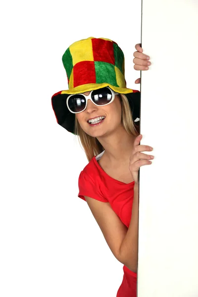 Γυναίκα, φορώντας ένα κωμικό καπέλο και γυαλιά ηλίου — Φωτογραφία Αρχείου