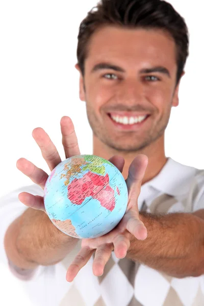 Glimlachende man met globe — Stockfoto