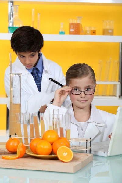 Two kids in science laboratory — Stock Photo, Image