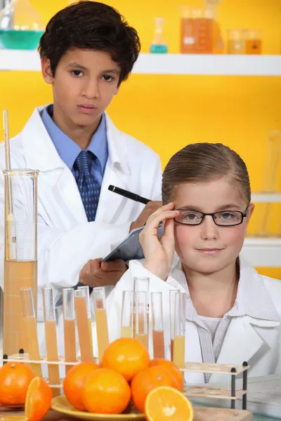 오렌지 주스를 분석 하는 아이 들 — 스톡 사진