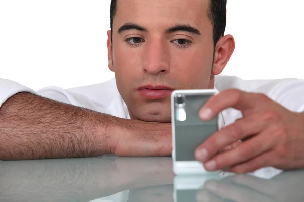 사람이 자신의 휴대폰에 전화를 기다리고 — 스톡 사진