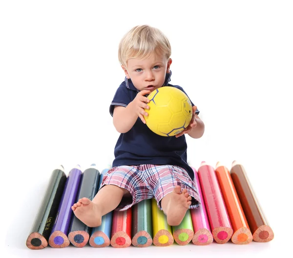 Kleine jongen zat met kleurstoffen potloden — Stockfoto
