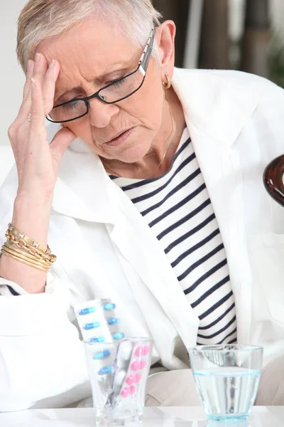 Senior vrouw nemen drugs — Stockfoto
