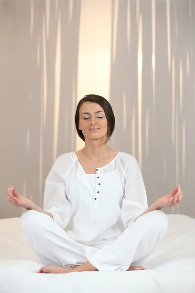 Жінка медитації — стокове фото