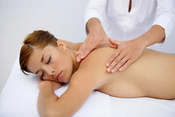Kvinna som får ryggmassage — Stockfoto