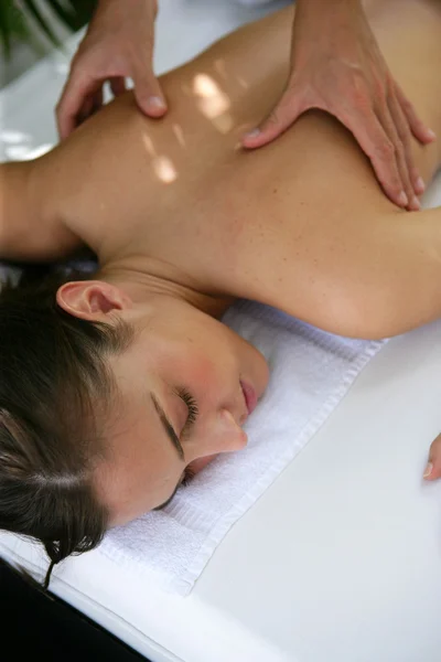 Mulher tendo de volta massageado — Fotografia de Stock