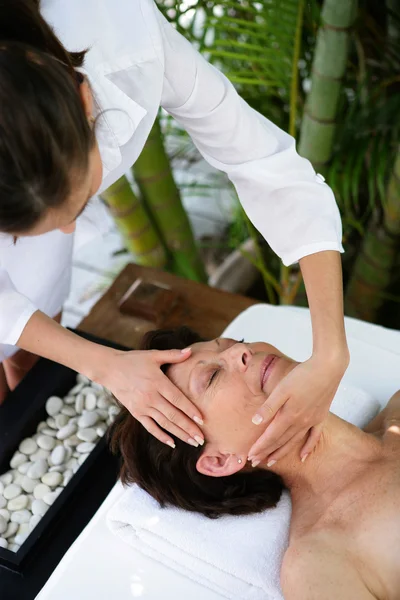 Donna che riceve massaggio alla testa — Foto Stock