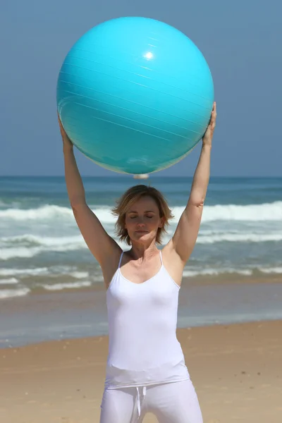 Frau hält einen Turnball hoch — Stockfoto
