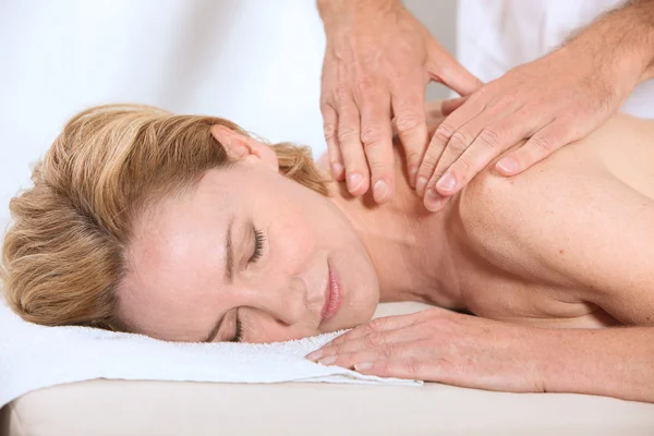 Жінка насолоджується масажем спини — стокове фото
