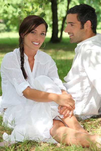 Handsome couple in a park. — Stock Photo, Image
