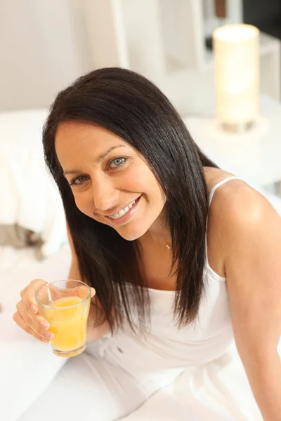 Žena pije sklenici pomerančového džusu — Stock fotografie