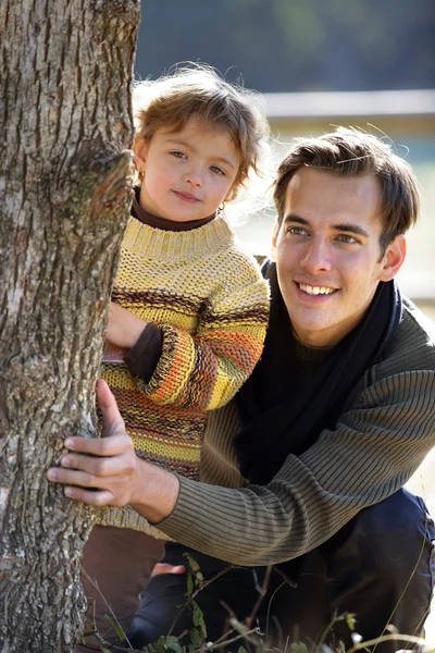 Otec v lese s jeho dítětem — Stock fotografie