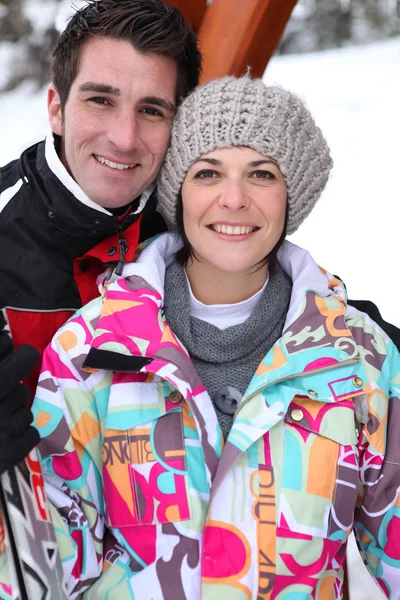 Paar op een ski-oord — Stockfoto
