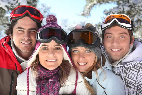 Retrato de uma família em umas férias de esqui em conjunto — Fotografia de Stock