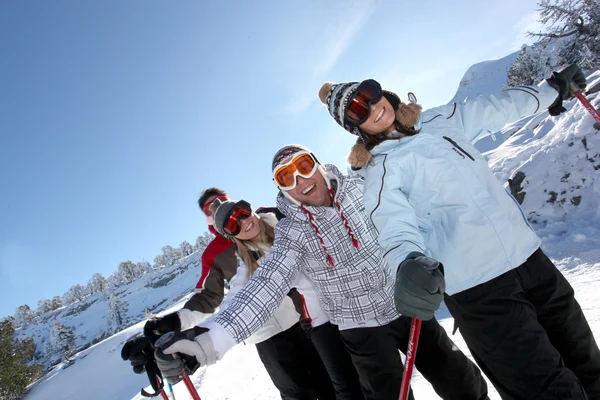 Vier vrienden skiën — Stockfoto