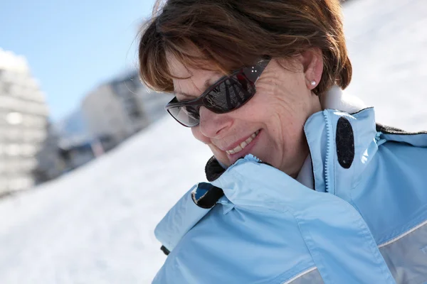Porträt einer reifen Frau im Skigebiet — Stockfoto