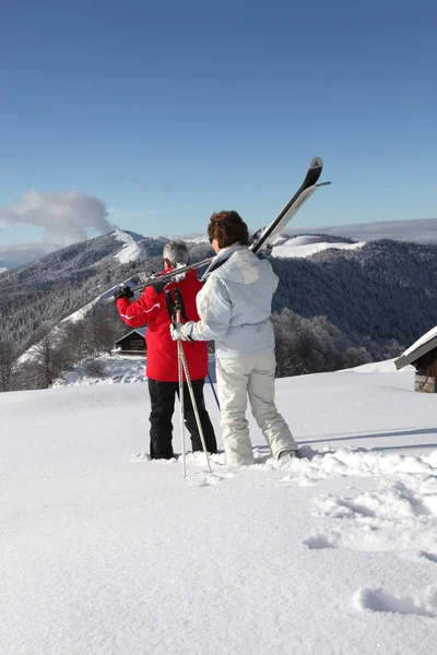 Altes Paar beim Skifahren — Stockfoto