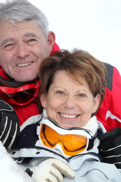 Älteres Paar beim Skifahren — Stockfoto